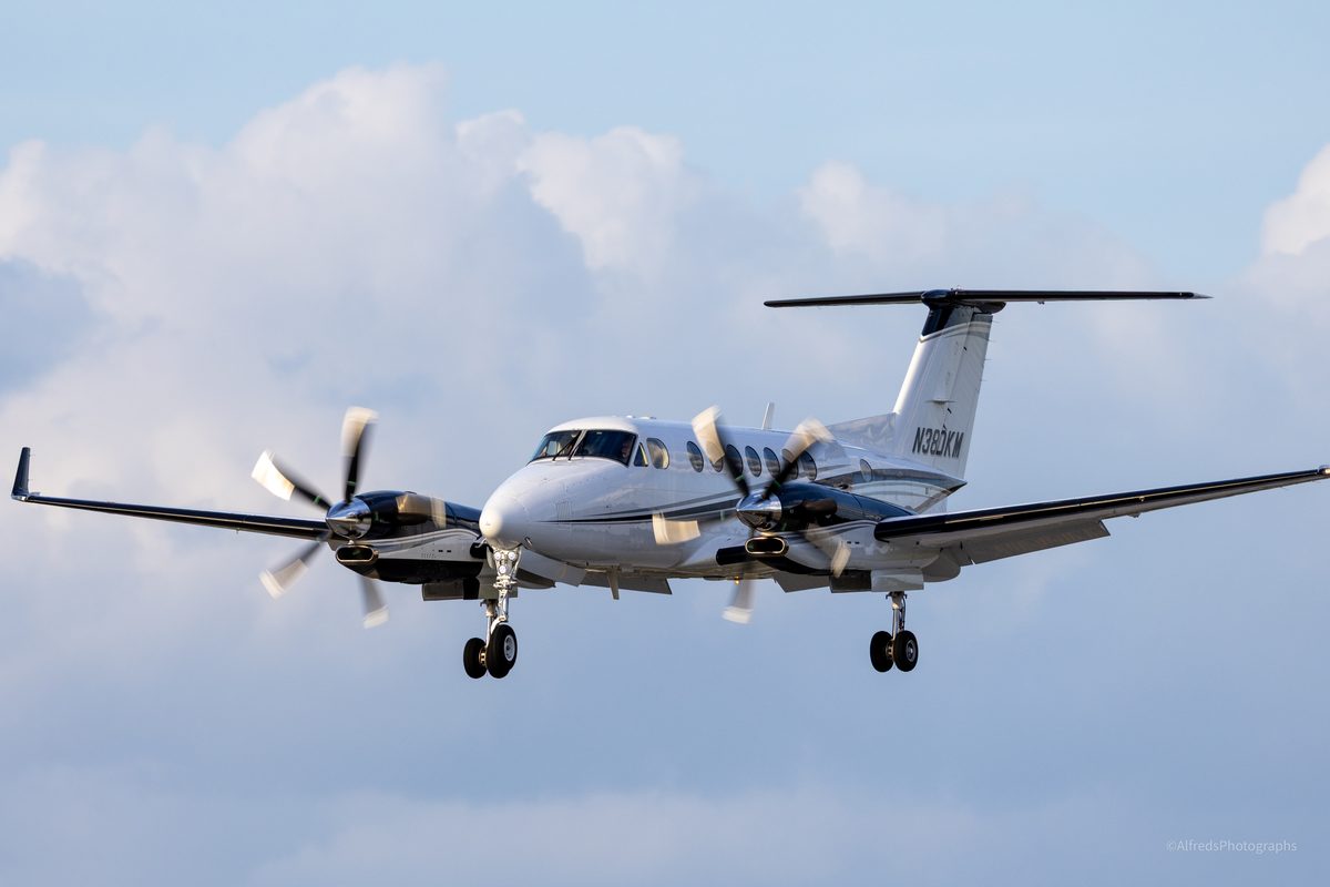 King Air, on approach N380KM