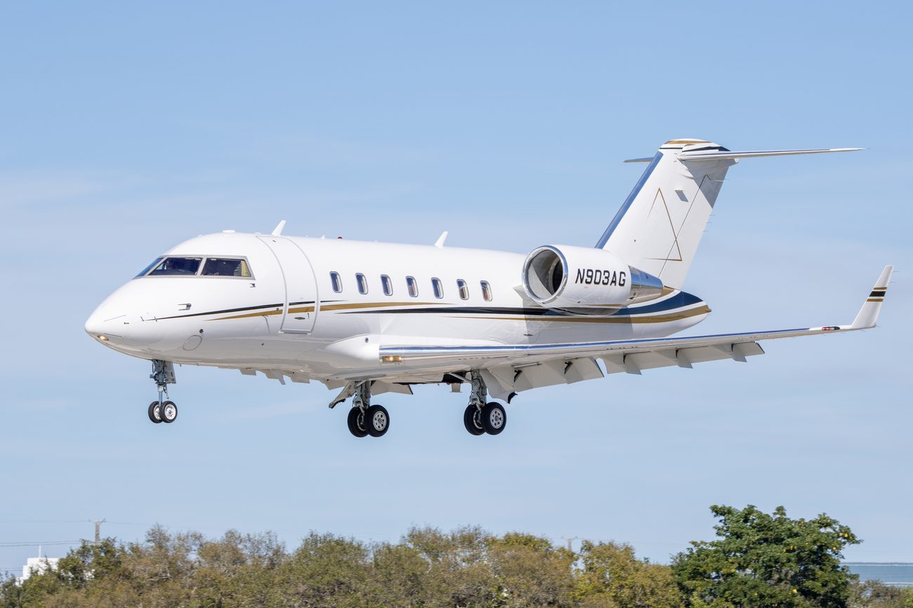 Challenger, on approach N903AG