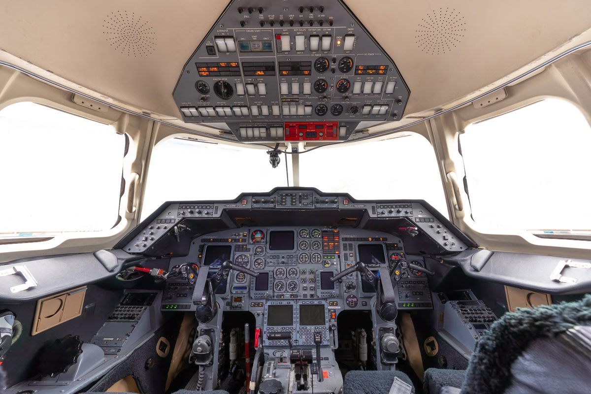 Flight deck N432SM