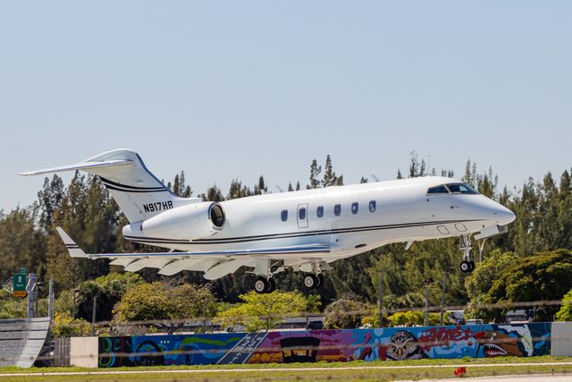 Bombardier Challenger 300 N917HR